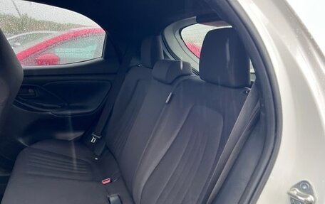 Toyota Yaris, 2022 год, 1 000 000 рублей, 18 фотография