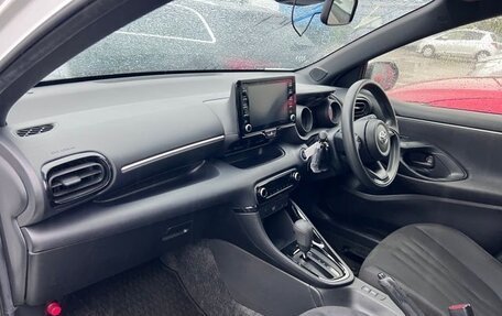 Toyota Yaris, 2022 год, 1 000 000 рублей, 15 фотография