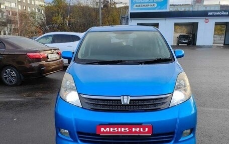 Toyota ISis I, 2005 год, 555 000 рублей, 2 фотография