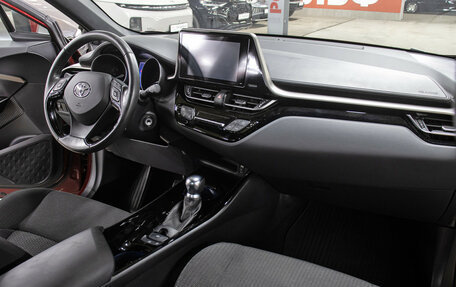 Toyota C-HR I рестайлинг, 2019 год, 2 498 000 рублей, 10 фотография