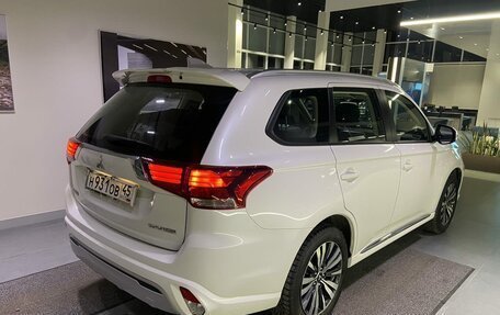 Mitsubishi Outlander III рестайлинг 3, 2022 год, 2 650 000 рублей, 7 фотография