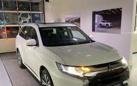 Mitsubishi Outlander III рестайлинг 3, 2022 год, 2 650 000 рублей, 2 фотография