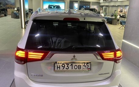 Mitsubishi Outlander III рестайлинг 3, 2022 год, 2 650 000 рублей, 8 фотография