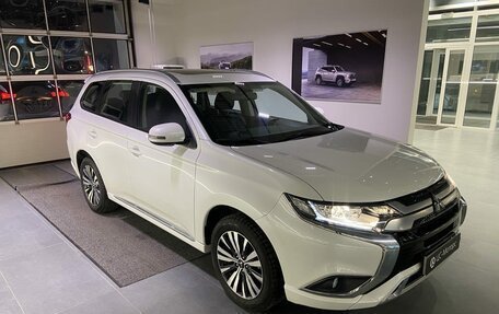 Mitsubishi Outlander III рестайлинг 3, 2022 год, 2 650 000 рублей, 5 фотография