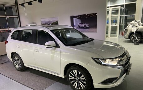 Mitsubishi Outlander III рестайлинг 3, 2022 год, 2 650 000 рублей, 3 фотография