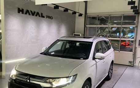 Mitsubishi Outlander III рестайлинг 3, 2022 год, 2 650 000 рублей, 6 фотография
