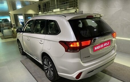 Mitsubishi Outlander III рестайлинг 3, 2022 год, 2 650 000 рублей, 4 фотография