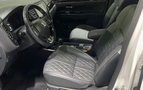 Mitsubishi Outlander III рестайлинг 3, 2022 год, 2 650 000 рублей, 10 фотография