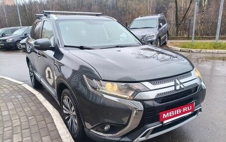Mitsubishi Outlander III рестайлинг 3, 2019 год, 2 950 000 рублей, 3 фотография