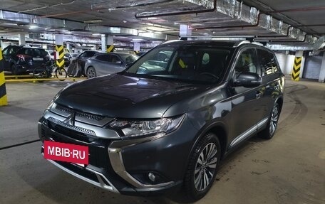 Mitsubishi Outlander III рестайлинг 3, 2019 год, 2 950 000 рублей, 10 фотография