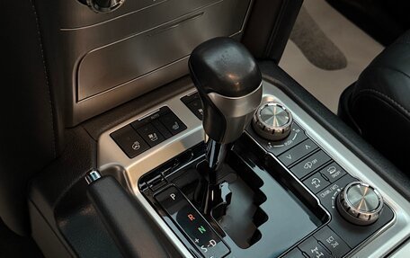 Toyota Land Cruiser 200, 2018 год, 5 800 000 рублей, 7 фотография