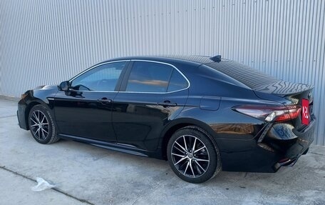 Toyota Camry, 2021 год, 2 700 000 рублей, 2 фотография