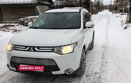 Mitsubishi Outlander III рестайлинг 3, 2013 год, 1 750 000 рублей, 12 фотография