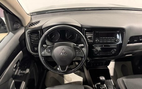 Mitsubishi Outlander III рестайлинг 3, 2018 год, 1 995 000 рублей, 11 фотография