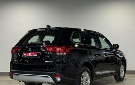 Mitsubishi Outlander III рестайлинг 3, 2018 год, 1 995 000 рублей, 6 фотография