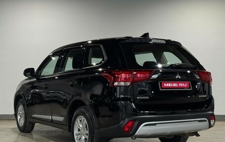 Mitsubishi Outlander III рестайлинг 3, 2018 год, 1 995 000 рублей, 8 фотография