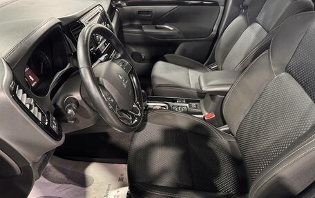 Mitsubishi Outlander III рестайлинг 3, 2018 год, 1 995 000 рублей, 14 фотография