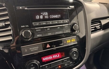 Mitsubishi Outlander III рестайлинг 3, 2018 год, 1 995 000 рублей, 17 фотография