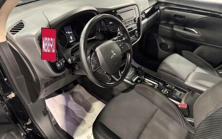 Mitsubishi Outlander III рестайлинг 3, 2018 год, 1 995 000 рублей, 13 фотография