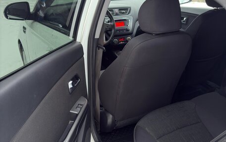 KIA Rio III рестайлинг, 2013 год, 915 000 рублей, 24 фотография