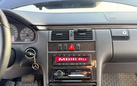 Mercedes-Benz E-Класс, 2000 год, 2 500 000 рублей, 26 фотография