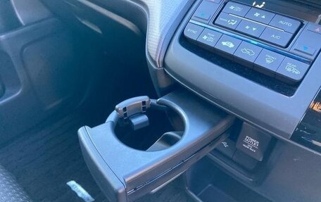 Honda Stepwgn, 2022 год, 2 000 000 рублей, 13 фотография