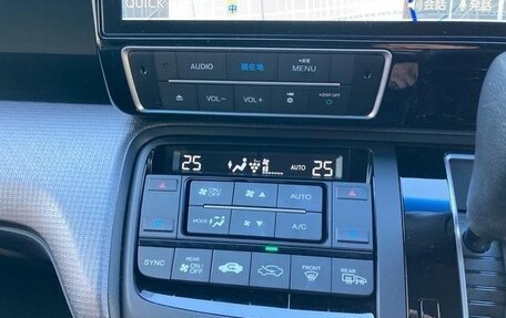 Honda Stepwgn, 2022 год, 2 000 000 рублей, 11 фотография