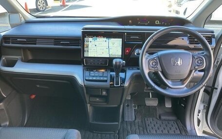 Honda Stepwgn, 2022 год, 2 000 000 рублей, 9 фотография