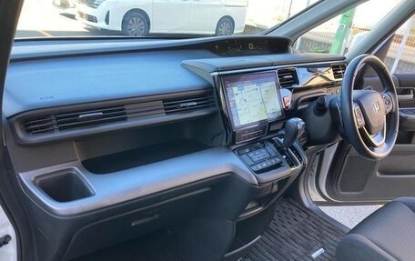 Honda Stepwgn, 2022 год, 2 000 000 рублей, 10 фотография