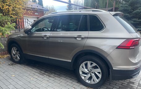 Volkswagen Tiguan II, 2021 год, 2 690 000 рублей, 2 фотография