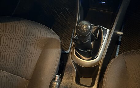 Hyundai Solaris II рестайлинг, 2011 год, 690 000 рублей, 16 фотография