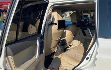 Toyota Land Cruiser Prado 150 рестайлинг 2, 2022 год, 8 200 000 рублей, 12 фотография