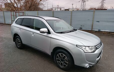 Mitsubishi Outlander III рестайлинг 3, 2013 год, 1 650 000 рублей, 2 фотография