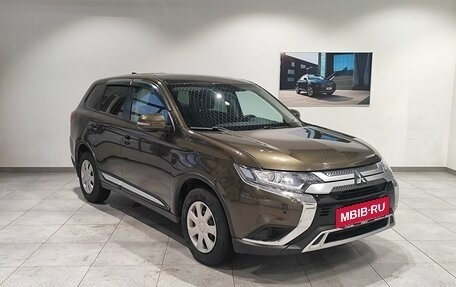 Mitsubishi Outlander III рестайлинг 3, 2021 год, 2 329 000 рублей, 3 фотография
