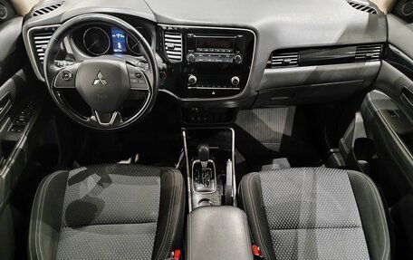 Mitsubishi Outlander III рестайлинг 3, 2021 год, 2 329 000 рублей, 10 фотография