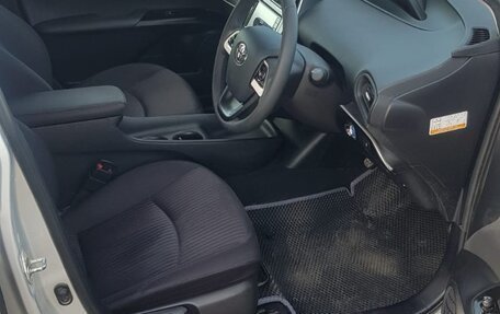 Toyota Prius IV XW50, 2018 год, 1 950 000 рублей, 7 фотография