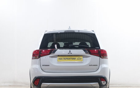 Mitsubishi Outlander III рестайлинг 3, 2015 год, 1 869 000 рублей, 6 фотография