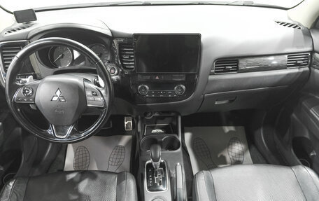 Mitsubishi Outlander III рестайлинг 3, 2015 год, 1 869 000 рублей, 12 фотография