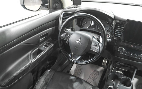 Mitsubishi Outlander III рестайлинг 3, 2015 год, 1 869 000 рублей, 10 фотография