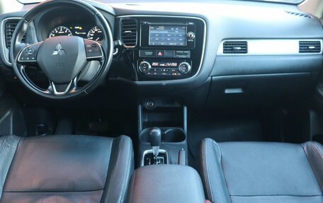 Mitsubishi Outlander III рестайлинг 3, 2015 год, 1 899 000 рублей, 6 фотография