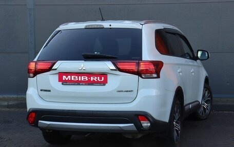 Mitsubishi Outlander III рестайлинг 3, 2015 год, 1 899 000 рублей, 4 фотография