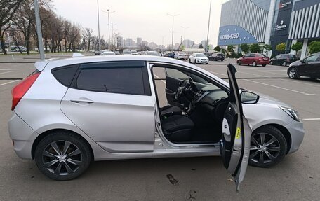 Hyundai Solaris II рестайлинг, 2011 год, 570 000 рублей, 3 фотография