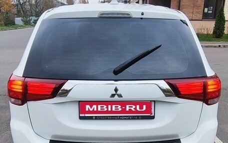 Mitsubishi Outlander III рестайлинг 3, 2018 год, 1 470 000 рублей, 2 фотография