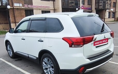Mitsubishi Outlander III рестайлинг 3, 2018 год, 1 470 000 рублей, 14 фотография