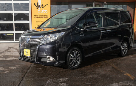 Toyota Esquire I, 2015 год, 1 868 000 рублей, 2 фотография