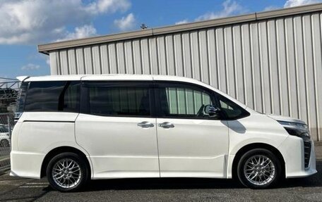 Toyota Voxy III, 2021 год, 1 637 000 рублей, 2 фотография