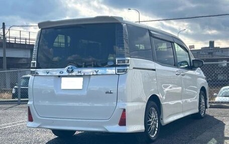 Toyota Voxy III, 2021 год, 1 637 000 рублей, 3 фотография