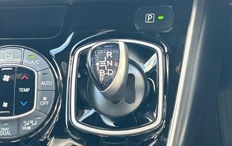 Toyota Voxy III, 2021 год, 1 637 000 рублей, 18 фотография