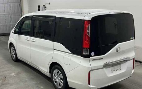 Honda Stepwgn IV, 2018 год, 1 750 000 рублей, 2 фотография