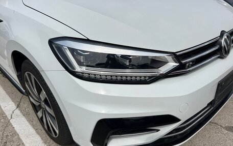 Volkswagen Touran III, 2017 год, 1 200 000 рублей, 10 фотография